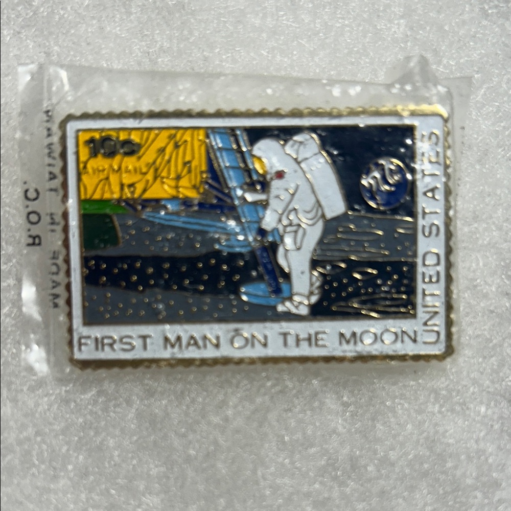 1st Man on the Moon-Apollo 11 Commemorative USPS Stamp Pin *Nip
